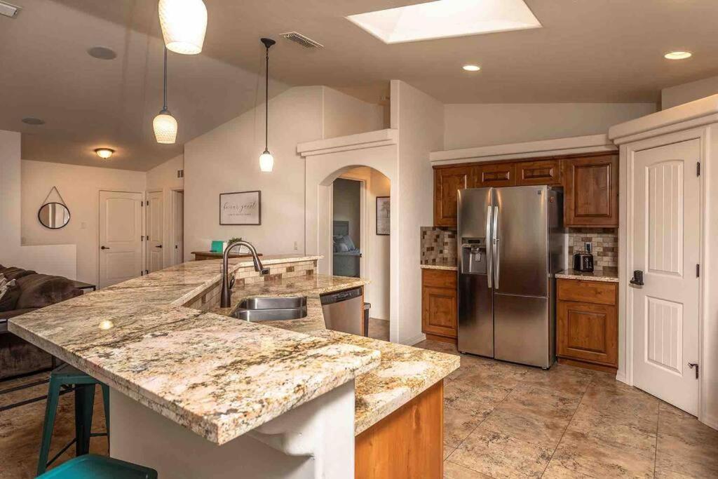 Hot Tub . Spacious . Pets . Central . Boat Parking Lake Havasu City Exterior photo