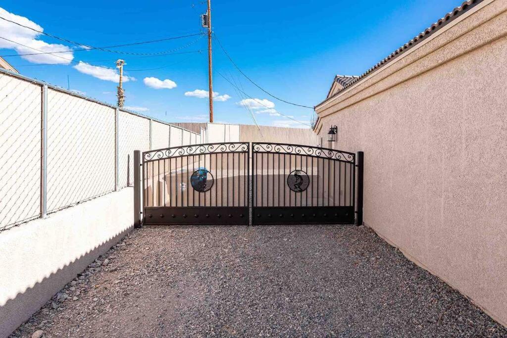 Hot Tub . Spacious . Pets . Central . Boat Parking Lake Havasu City Exterior photo