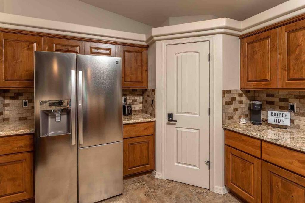 Hot Tub . Spacious . Pets . Central . Boat Parking Lake Havasu City Exterior photo